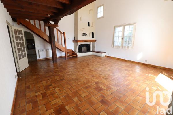 Maison 8 pièces de 193 m² à Montguyon (17270)