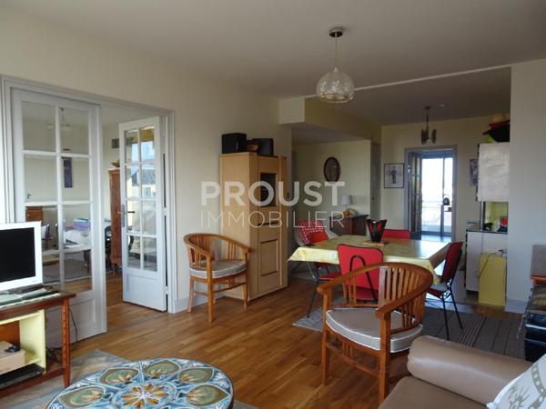 En exclusivité a vendre niort centre ville ( 5 minutes à pied du marché) appartement dans résidence sécurisée, 2 chambres avec balcon, cave, garage, ascenseur, parking.