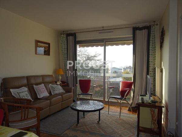 En exclusivité a vendre niort centre ville ( 5 minutes à pied du marché) appartement dans résidence sécurisée, 2 chambres avec balcon, cave, garage, ascenseur, parking.