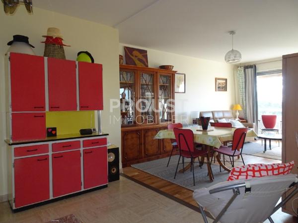 En exclusivité a vendre niort centre ville ( 5 minutes à pied du marché) appartement dans résidence sécurisée, 2 chambres avec balcon, cave, garage, ascenseur, parking.