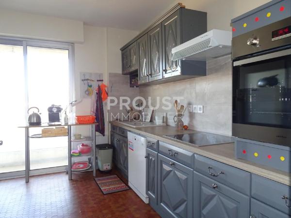 En exclusivité a vendre niort centre ville ( 5 minutes à pied du marché) appartement dans résidence sécurisée, 2 chambres avec balcon, cave, garage, ascenseur, parking.
