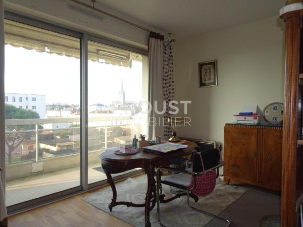 En exclusivité a vendre niort centre ville ( 5 minutes à pied du marché) appartement dans résidence sécurisée, 2 chambres avec balcon, cave, garage, ascenseur, parking.