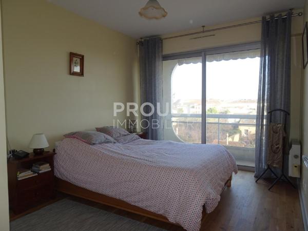 En exclusivité a vendre niort centre ville ( 5 minutes à pied du marché) appartement dans résidence sécurisée, 2 chambres avec balcon, cave, garage, ascenseur, parking.
