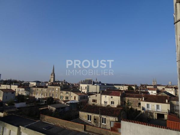 En exclusivité a vendre niort centre ville ( 5 minutes à pied du marché) appartement dans résidence sécurisée, 2 chambres avec balcon, cave, garage, ascenseur, parking.