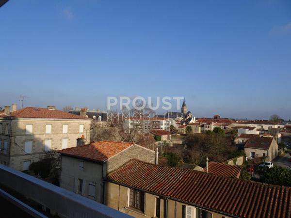 En exclusivité a vendre niort centre ville ( 5 minutes à pied du marché) appartement dans résidence sécurisée, 2 chambres avec balcon, cave, garage, ascenseur, parking.