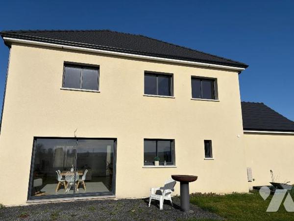 Pavillon individuel comprenant au rez-de-chaussée : une entrée donnant sur le séjour et sur une...