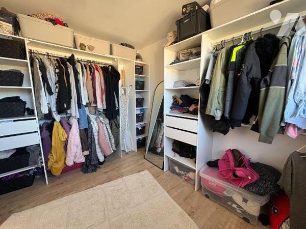 Pavillon individuel comprenant au rez-de-chaussée : une entrée donnant sur le séjour et sur une...