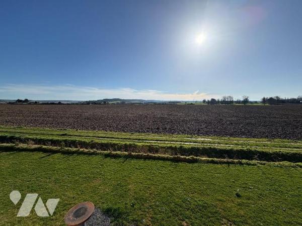 Pavillon individuel comprenant au rez-de-chaussée : une entrée donnant sur le séjour et sur une...