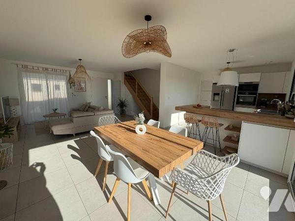 Pavillon individuel comprenant au rez-de-chaussée : une entrée donnant sur le séjour et sur une...