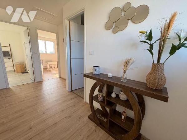 Pavillon individuel comprenant au rez-de-chaussée : une entrée donnant sur le séjour et sur une...