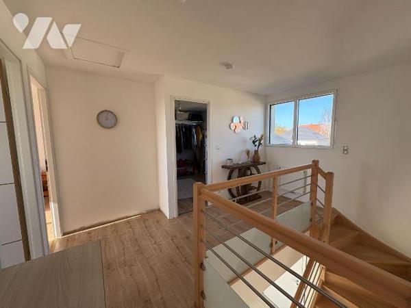 Pavillon individuel comprenant au rez-de-chaussée : une entrée donnant sur le séjour et sur une...