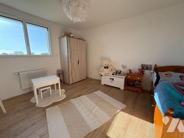 Pavillon individuel comprenant au rez-de-chaussée : une entrée donnant sur le séjour et sur une...