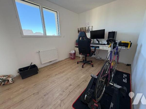 Pavillon individuel comprenant au rez-de-chaussée : une entrée donnant sur le séjour et sur une...