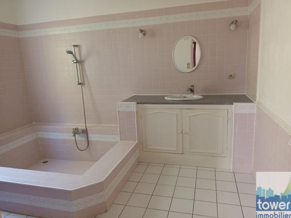 VILLA 5 CHAMBRES GARAGE JARDIN PISCINE