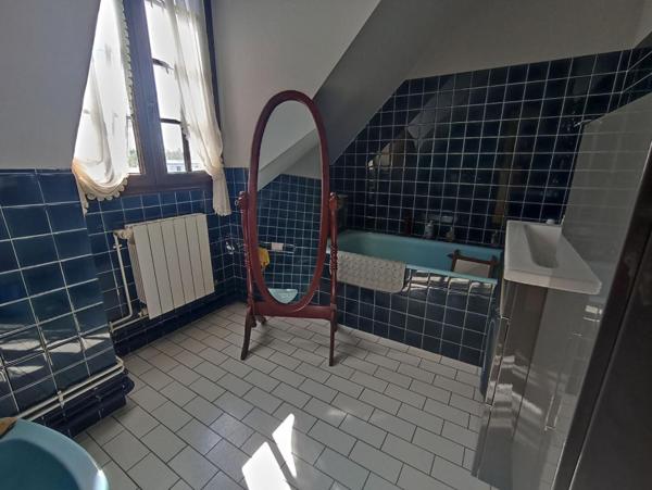 Maison sur sous-sol avec jardin, quartier calme, proche des écoles à CHATEAUROUX