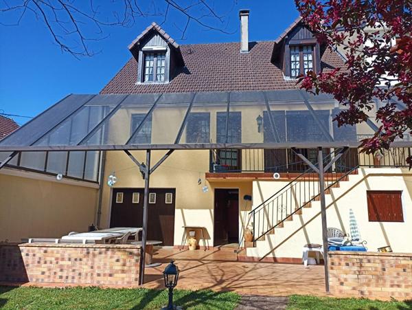 Maison sur sous-sol avec jardin, quartier calme, proche des écoles à CHATEAUROUX