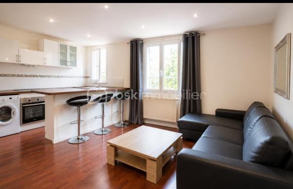 ✔
Idéal investisseur ou premier achat !

À seulement quelques minutes des bords de Marne, dans un quartier agréable et en plein essor, venez découvrir ce charmant 2 pièces de 33,58 m² superficie Carrez.

Il se compose de: une entrée, un séjour lumineux avec cuisine ouverte entièrement équipée sur mesure, une chambre, une salle d'eau avec douche, un w-c séparé. Ce bien est complété par une cave en sous-sol.

📍 Un emplacement privilégié
Vous profiterez d'un environnement recherché grâce à la proximité immédiate des bords de Marne, idéals pour les promenades, le sport et les moments de détente.

Le secteur bénéficiera également de l'arrivée du Grand Paris Express, véritable atout pour la valorisation du bien.

Transport en commun:
✔Bus: 106, 108, 110, 317 et RER A Joinville-le-Pont.

La future ligne 15 Sud permettra de rejoindre rapidement :
✔Créteil L'Échat
✔Saint-Maur – Créteil
✔Villejuif – Gustave Roussy (correspondance avec la ligne 14)
✔Pont de Sèvres
✔Noisy-Champs (RER A)
La gare Bry – Villiers – Champigny offrira également une correspondance avec le RER E, permettant de rejoindre Haussmann – Saint-Lazare en toute simplicité.

💼 Investissement sécurisé
Le bien est actuellement loué 853,71 € charges comprises, 
Fin du bail : septembre 2026.

💰 Informations complémentaires:
Taxe foncière : 764 €
Charges de copropriété :1 704 €/an = 142 €/mois 

🏢 Une copropriété suivie:
Les dernières assemblées générales témoignent d'une copropriété régulièrement gérée, avec des budgets votés et un suivi des travaux d'entretien. Aucun gros travaux n'a été voté à la charge des copropriétaires selon les derniers procès-verbaux transmis.

Performance énergétique:
DPE : E
Consommation énergétique: 273 kWhEP/m²/an
Énergie finale: 225 kWhEF/m²/an
Émissions de gaz à effet de serre: D – 42 kg CO₂/m²/an
Estimation des dépenses énergétiques: entre 870 € et 1 230 € par an.

✅ Les plus:

🏡 À proximité des bords de Marne
🚇 Future ligne 15 du Grand Paris Express
☀️ Appartement lumineux grâce à ses grandes ouvertures
🪟 Fenêtres PVC double vitrage à isolation renforcée (lame d'argon de 15 mm)
🍽️ Cuisine ouverte entièrement équipée
🪵 Portes intérieures en bois
🏠 Cave privative
💰 Loué 853,71 € CC
📅 Fin du bail : septembre 2026
💶 Taxe foncière : 764 €
🔥 Chauffage collectif au gaz par chaudière à condensation
💧 Eau chaude individuelle par ballon électrique de 100 L
⚡ Aucune anomalie électrique

Que vous recherchiez un investissement locatif sécurisé ou un futur logement dans un quartier en plein essor, cet appartement réunit tous les atouts : qualité de vie, transports de demain et fort potentiel patrimonial.
🏡 ⭐Pour planifier une visite Mme Jihane Younsi EI est à votre disposition.