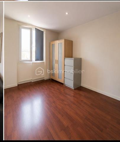 ✔
Idéal investisseur ou premier achat !

À seulement quelques minutes des bords de Marne, dans un quartier agréable et en plein essor, venez découvrir ce charmant 2 pièces de 33,58 m² superficie Carrez.

Il se compose de: une entrée, un séjour lumineux avec cuisine ouverte entièrement équipée sur mesure, une chambre, une salle d'eau avec douche, un w-c séparé. Ce bien est complété par une cave en sous-sol.

📍 Un emplacement privilégié
Vous profiterez d'un environnement recherché grâce à la proximité immédiate des bords de Marne, idéals pour les promenades, le sport et les moments de détente.

Le secteur bénéficiera également de l'arrivée du Grand Paris Express, véritable atout pour la valorisation du bien.

Transport en commun:
✔Bus: 106, 108, 110, 317 et RER A Joinville-le-Pont.

La future ligne 15 Sud permettra de rejoindre rapidement :
✔Créteil L'Échat
✔Saint-Maur – Créteil
✔Villejuif – Gustave Roussy (correspondance avec la ligne 14)
✔Pont de Sèvres
✔Noisy-Champs (RER A)
La gare Bry – Villiers – Champigny offrira également une correspondance avec le RER E, permettant de rejoindre Haussmann – Saint-Lazare en toute simplicité.

💼 Investissement sécurisé
Le bien est actuellement loué 853,71 € charges comprises, 
Fin du bail : septembre 2026.

💰 Informations complémentaires:
Taxe foncière : 764 €
Charges de copropriété :1 704 €/an = 142 €/mois 

🏢 Une copropriété suivie:
Les dernières assemblées générales témoignent d'une copropriété régulièrement gérée, avec des budgets votés et un suivi des travaux d'entretien. Aucun gros travaux n'a été voté à la charge des copropriétaires selon les derniers procès-verbaux transmis.

Performance énergétique:
DPE : E
Consommation énergétique: 273 kWhEP/m²/an
Énergie finale: 225 kWhEF/m²/an
Émissions de gaz à effet de serre: D – 42 kg CO₂/m²/an
Estimation des dépenses énergétiques: entre 870 € et 1 230 € par an.

✅ Les plus:

🏡 À proximité des bords de Marne
🚇 Future ligne 15 du Grand Paris Express
☀️ Appartement lumineux grâce à ses grandes ouvertures
🪟 Fenêtres PVC double vitrage à isolation renforcée (lame d'argon de 15 mm)
🍽️ Cuisine ouverte entièrement équipée
🪵 Portes intérieures en bois
🏠 Cave privative
💰 Loué 853,71 € CC
📅 Fin du bail : septembre 2026
💶 Taxe foncière : 764 €
🔥 Chauffage collectif au gaz par chaudière à condensation
💧 Eau chaude individuelle par ballon électrique de 100 L
⚡ Aucune anomalie électrique

Que vous recherchiez un investissement locatif sécurisé ou un futur logement dans un quartier en plein essor, cet appartement réunit tous les atouts : qualité de vie, transports de demain et fort potentiel patrimonial.
🏡 ⭐Pour planifier une visite Mme Jihane Younsi EI est à votre disposition.