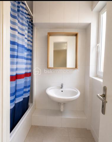 ✔
Idéal investisseur ou premier achat !

À seulement quelques minutes des bords de Marne, dans un quartier agréable et en plein essor, venez découvrir ce charmant 2 pièces de 33,58 m² superficie Carrez.

Il se compose de: une entrée, un séjour lumineux avec cuisine ouverte entièrement équipée sur mesure, une chambre, une salle d'eau avec douche, un w-c séparé. Ce bien est complété par une cave en sous-sol.

📍 Un emplacement privilégié
Vous profiterez d'un environnement recherché grâce à la proximité immédiate des bords de Marne, idéals pour les promenades, le sport et les moments de détente.

Le secteur bénéficiera également de l'arrivée du Grand Paris Express, véritable atout pour la valorisation du bien.

Transport en commun:
✔Bus: 106, 108, 110, 317 et RER A Joinville-le-Pont.

La future ligne 15 Sud permettra de rejoindre rapidement :
✔Créteil L'Échat
✔Saint-Maur – Créteil
✔Villejuif – Gustave Roussy (correspondance avec la ligne 14)
✔Pont de Sèvres
✔Noisy-Champs (RER A)
La gare Bry – Villiers – Champigny offrira également une correspondance avec le RER E, permettant de rejoindre Haussmann – Saint-Lazare en toute simplicité.

💼 Investissement sécurisé
Le bien est actuellement loué 853,71 € charges comprises, 
Fin du bail : septembre 2026.

💰 Informations complémentaires:
Taxe foncière : 764 €
Charges de copropriété :1 704 €/an = 142 €/mois 

🏢 Une copropriété suivie:
Les dernières assemblées générales témoignent d'une copropriété régulièrement gérée, avec des budgets votés et un suivi des travaux d'entretien. Aucun gros travaux n'a été voté à la charge des copropriétaires selon les derniers procès-verbaux transmis.

Performance énergétique:
DPE : E
Consommation énergétique: 273 kWhEP/m²/an
Énergie finale: 225 kWhEF/m²/an
Émissions de gaz à effet de serre: D – 42 kg CO₂/m²/an
Estimation des dépenses énergétiques: entre 870 € et 1 230 € par an.

✅ Les plus:

🏡 À proximité des bords de Marne
🚇 Future ligne 15 du Grand Paris Express
☀️ Appartement lumineux grâce à ses grandes ouvertures
🪟 Fenêtres PVC double vitrage à isolation renforcée (lame d'argon de 15 mm)
🍽️ Cuisine ouverte entièrement équipée
🪵 Portes intérieures en bois
🏠 Cave privative
💰 Loué 853,71 € CC
📅 Fin du bail : septembre 2026
💶 Taxe foncière : 764 €
🔥 Chauffage collectif au gaz par chaudière à condensation
💧 Eau chaude individuelle par ballon électrique de 100 L
⚡ Aucune anomalie électrique

Que vous recherchiez un investissement locatif sécurisé ou un futur logement dans un quartier en plein essor, cet appartement réunit tous les atouts : qualité de vie, transports de demain et fort potentiel patrimonial.
🏡 ⭐Pour planifier une visite Mme Jihane Younsi EI est à votre disposition.