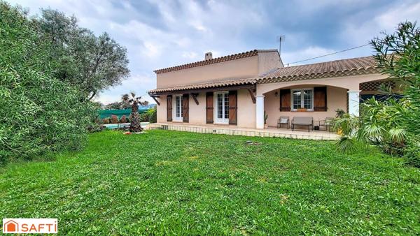 Maison avec piscine et double garage dans secteur prisé