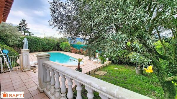 Maison avec piscine et double garage dans secteur prisé