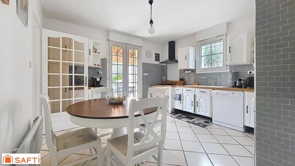 Maison avec piscine et double garage dans secteur prisé