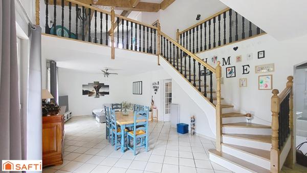 Maison avec piscine et double garage dans secteur prisé