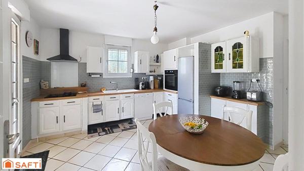 Maison avec piscine et double garage dans secteur prisé