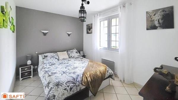 Maison avec piscine et double garage dans secteur prisé