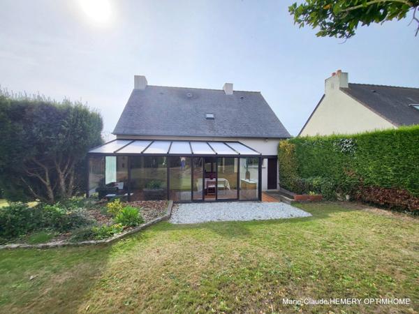 La Richardais, commerces à pied, Maison de 103m² sur jardin clos de 419m², séjour cheminée, véranda, 3 chambres.