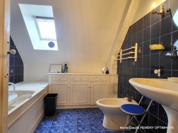 La Richardais, commerces à pied, Maison de 103m² sur jardin clos de 419m², séjour cheminée, véranda, 3 chambres.