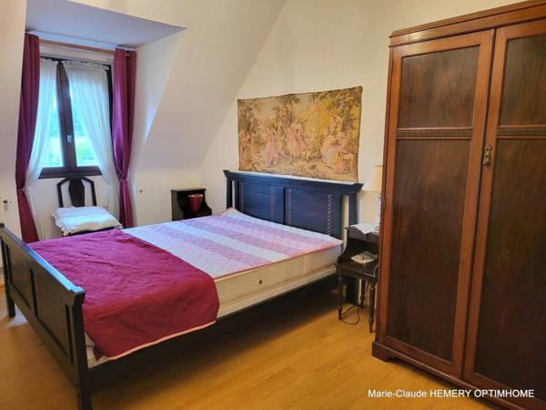 La Richardais, commerces à pied, Maison de 103m² sur jardin clos de 419m², séjour cheminée, véranda, 3 chambres.