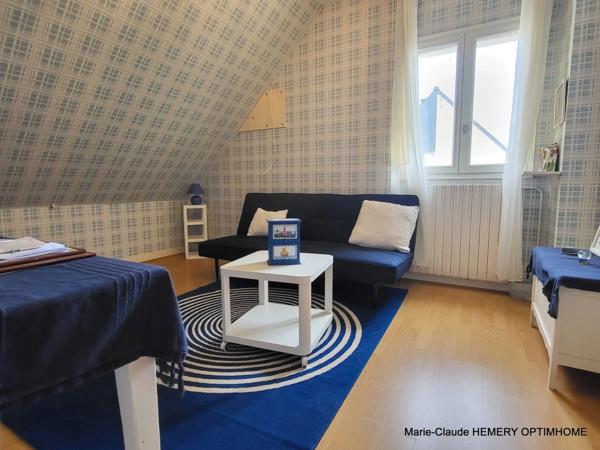 La Richardais, commerces à pied, Maison de 103m² sur jardin clos de 419m², séjour cheminée, véranda, 3 chambres.