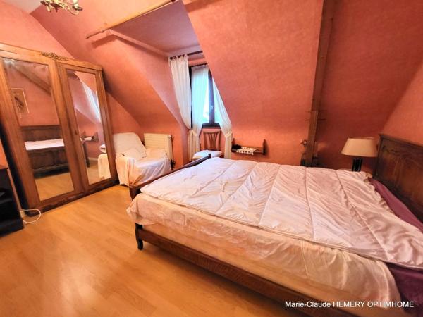 La Richardais, commerces à pied, Maison de 103m² sur jardin clos de 419m², séjour cheminée, véranda, 3 chambres.