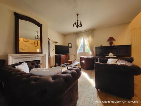 La Richardais, commerces à pied, Maison de 103m² sur jardin clos de 419m², séjour cheminée, véranda, 3 chambres.