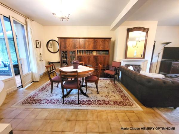 La Richardais, commerces à pied, Maison de 103m² sur jardin clos de 419m², séjour cheminée, véranda, 3 chambres.