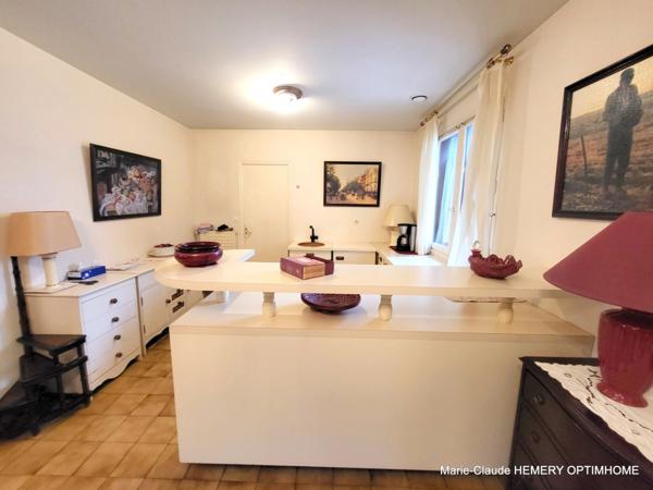 La Richardais, commerces à pied, Maison de 103m² sur jardin clos de 419m², séjour cheminée, véranda, 3 chambres.