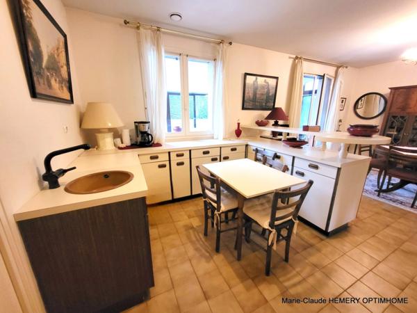 La Richardais, commerces à pied, Maison de 103m² sur jardin clos de 419m², séjour cheminée, véranda, 3 chambres.