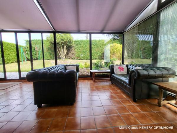 La Richardais, commerces à pied, Maison de 103m² sur jardin clos de 419m², séjour cheminée, véranda, 3 chambres.