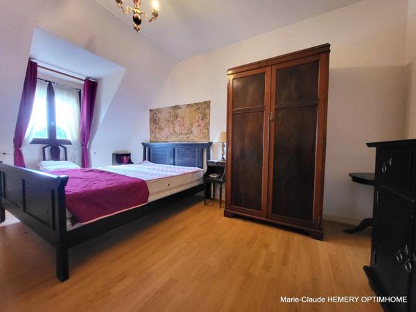 La Richardais, commerces à pied, Maison de 103m² sur jardin clos de 419m², séjour cheminée, véranda, 3 chambres.