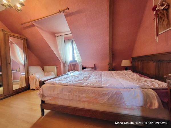 La Richardais, commerces à pied, Maison de 103m² sur jardin clos de 419m², séjour cheminée, véranda, 3 chambres.