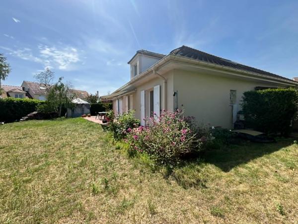 Maison
         8 pièces
        - 190 m² Exclusivité 749 000 € *