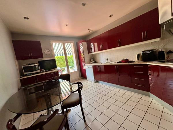 Maison
         8 pièces
        - 190 m² Exclusivité 749 000 € *