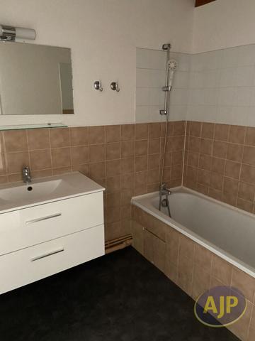 Appartement à louer Saintes : 3 pièces, 74m² avec 2 chambre(s) à 710€ - AJP Immobilier Saintes