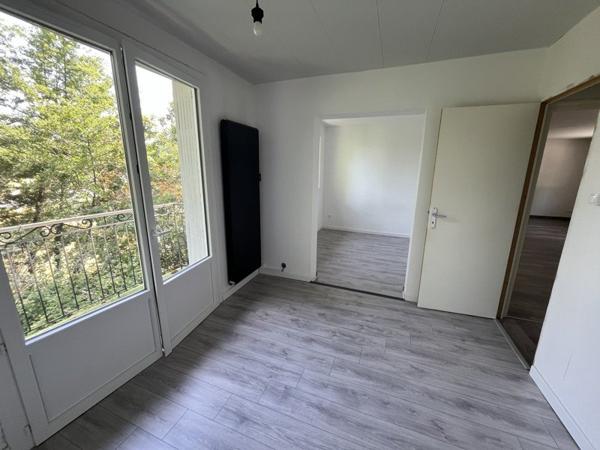 Appartement à louer 630 € CC ST MARTIAL DE VALETTE 5 p 116 m² DPE D