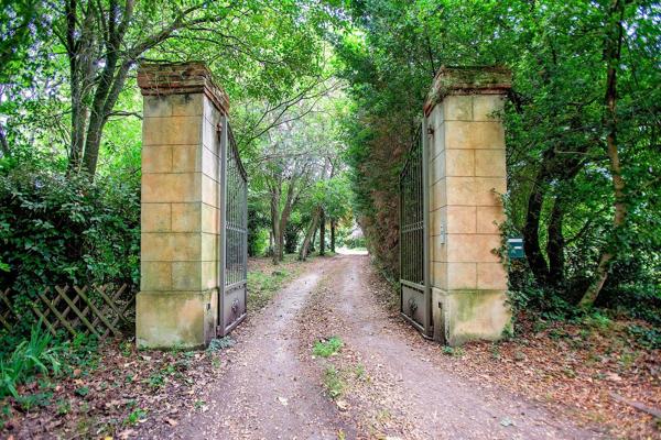 Aux portes de Carcassonne: magnifique propriété, parc de 1,5 Ha, piscine. Carcassonne
