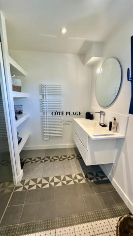 Vaux-sur-Mer (17640) Lignes épurées et horizon bleu – Villa moderne à deux pas des plages à 997 500 € HAI