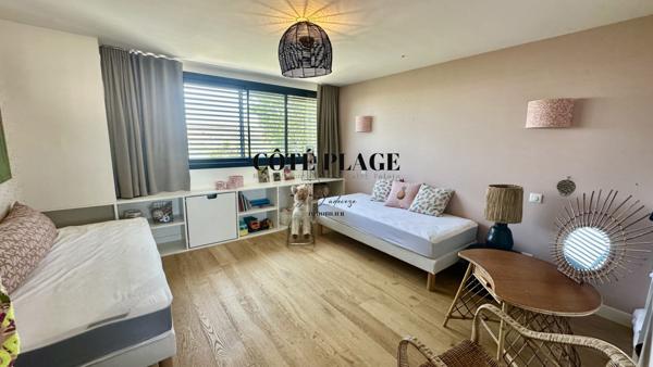 Vaux-sur-Mer (17640) Lignes épurées et horizon bleu – Villa moderne à deux pas des plages à 997 500 € HAI