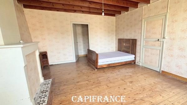 Maison charentaise en pierre à rénover - 9 pièces - 190 m² habitables - 5 chambres - Dépendances & Grenier Réhabilitable - MORAGNE (17)