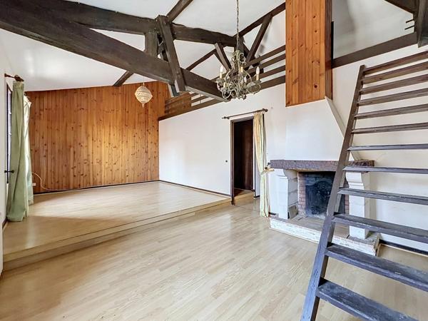 Maison de ville 90 m² – Grand séjour avec mezzanine – 2 chambres – Deux garages et cave – Centre de Sainte-Foy-la-Grande